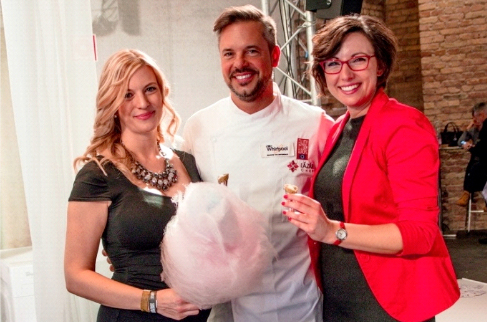 From left to right, Éva Kustra-Zsátos, Marketing and Brand Manager, Whirlpool Hungary, Chef Lázár, Whirlpool’s chef and Kata Kovács, Trade Marketing Manager, Whirlpool Hungary Photograph: Réka Földi